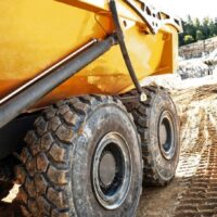 Baumaschinen Muldenkipper auf einer Baustelle