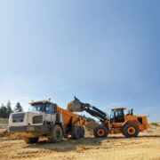 Radlader und Baumaschinen im Einsatz auf einer Baustelle