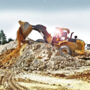 Radlader bewegt Erdmaterial auf einer Baustelle