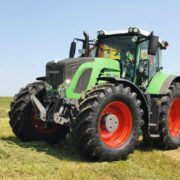 Moderner Traktor auf einem Feld im landwirtschaftlichen Einsatz
