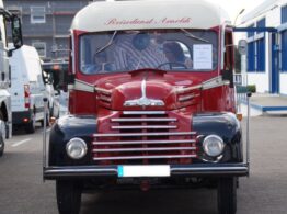 Frontansicht eines restaurierten historischen Lastwagens