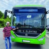 Ein Mitarbeiter steht neben dem E-Bus