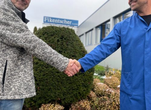 Handschlag zwischen regionalen Partnern vor dem Gebäude der Fikentscher GmbH
