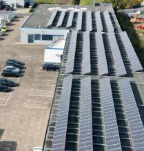 Solaranlagen auf dem Firmengebäude aus der Vogelperspektive