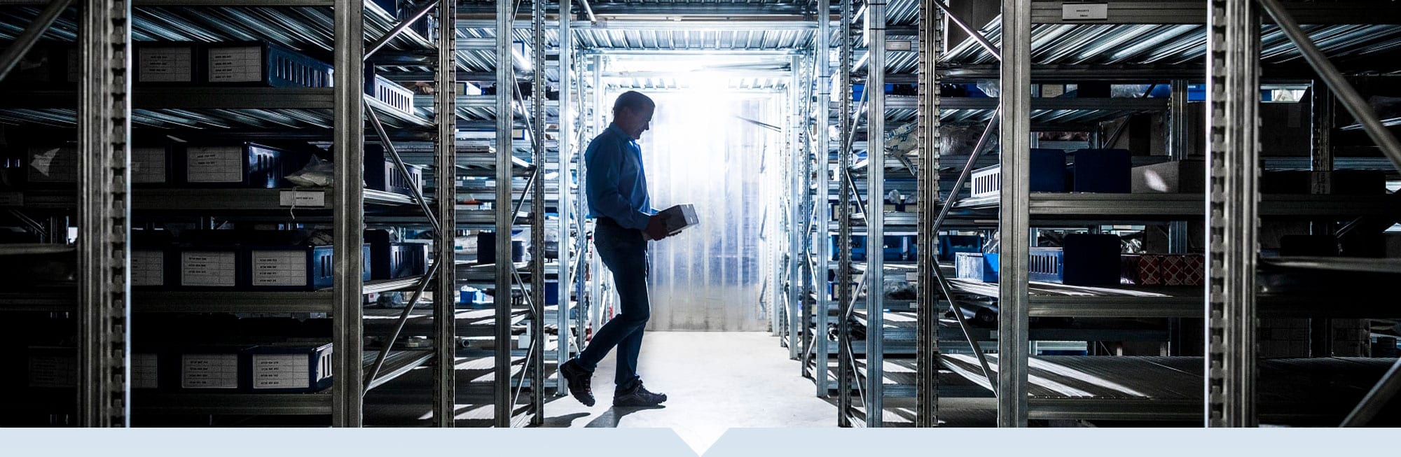 Mitabeiter läuft durchs Lager.