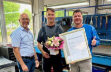 Übergabe einer Urkunde zum 25-jährigen Dienstjubiläum an Herr Wittmann