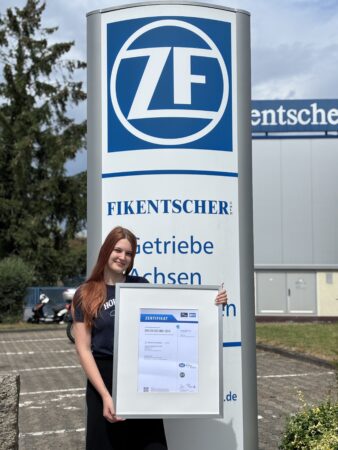 Qualitätsbeauftragte Frau Schlitt mit dem ISO-Zertifikat