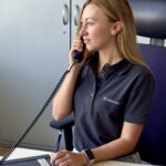 Mitarbeiterin spricht am Telefon