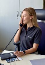 Mitarbeiterin spricht am Telefon Mitarbeiterin spricht am Telefon