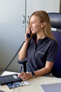 Mitarbeiterin spricht am Telefon