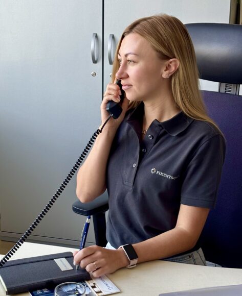 Mitarbeiterin spricht am Telefon