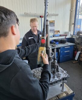 Schüler erhält Einblicke in technische Arbeitsabläufe in der Werkstatt beim Zukunftstag